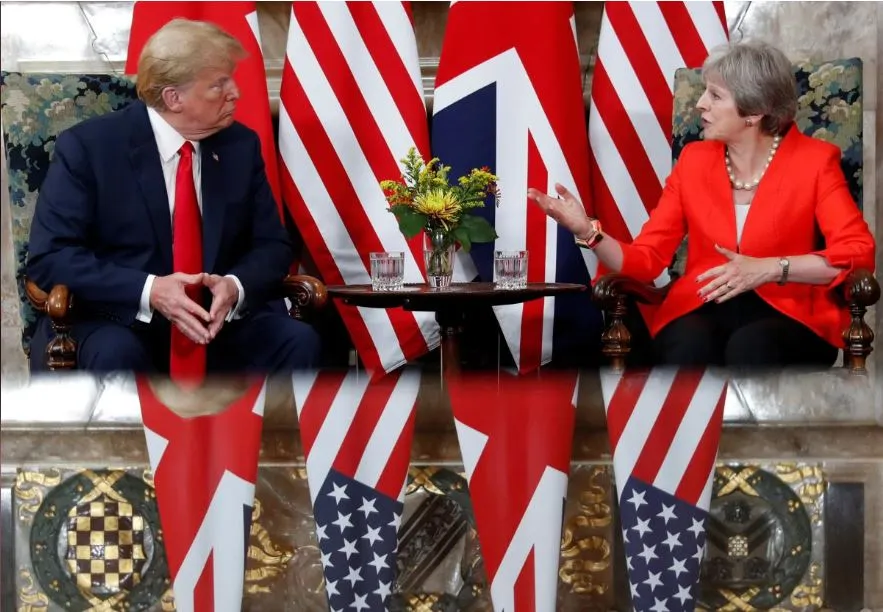 Thủ tướng Anh Theresa May (phải) tiếp Tổng thống Mỹ Donald Trump tại căn nhà đồng quê Chequers dành riêng cho các vị thủ tướng Anh ở hạt Buckinghamshire (Anh) ngày 13-7. Ảnh: REUTERS