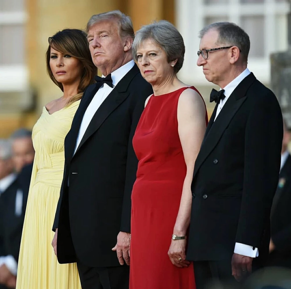  Vợ chồng Thủ tướng Anh Theresa May (phải) đón vợ chồng Tổng thống Mỹ Donald Trump (trái) tại Cung điện Blenheim ở Woodstock (Anh). Ảnh: TWITTER