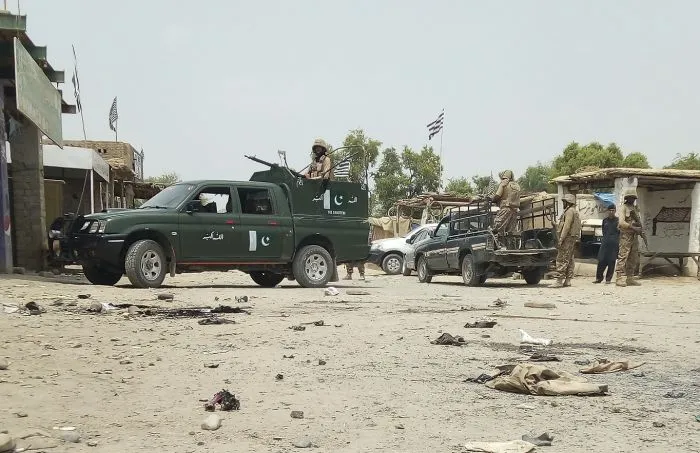 Cảnh sát tại hiện trường vụ đánh bom tự sát ở thị trấn Mastung, tỉnh Baluchistan (Pakistan) ngày 13-7 . Ảnh: AP