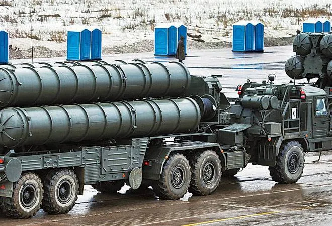 Hệ thống phòng thủ tên lửa S-400 Triumf của Nga. Ảnh: BUSINESS TODAY