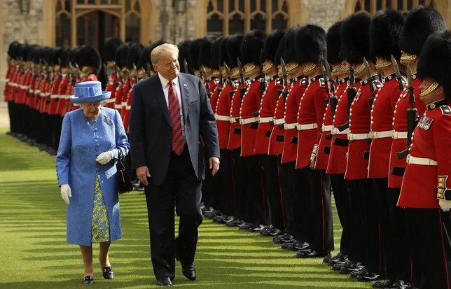Tổng thống Mỹ Donald Trump (phải) được Nữ hoàng Elizabeth tiếp đón ngày 13-7. Ảnh: GETTY IMAGES