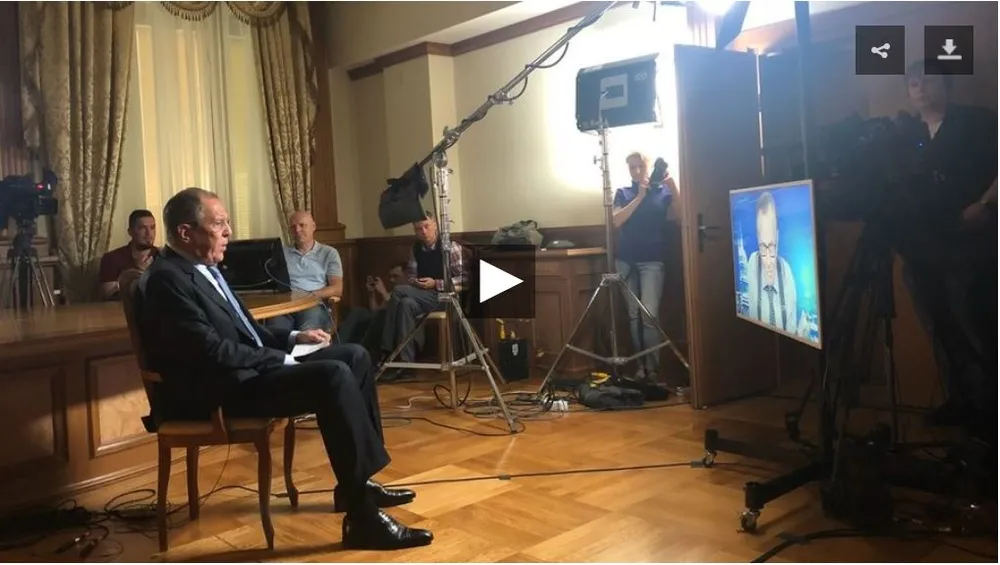 Ngoại trưởng Nga Sergey Lavrov trao đổi với nhà báo Larry King qua màn hình. Ảnh: RT chụp từ màn hình