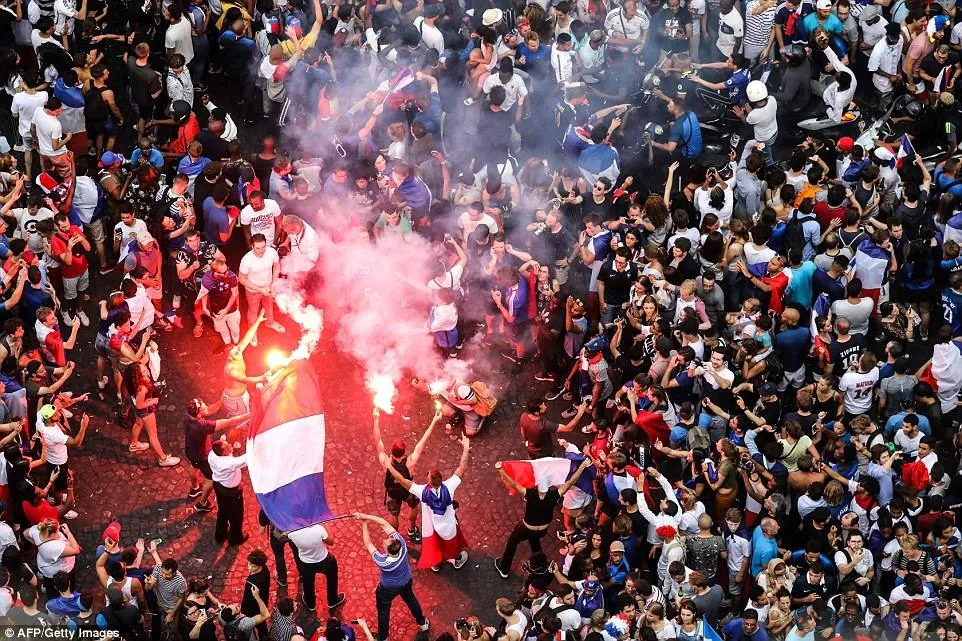 Cổ động viên quá khích đốt pháo sáng ăn mừng tại đại lộ Champs Elysees, Paris ngày 15-7. Ảnh: AFP