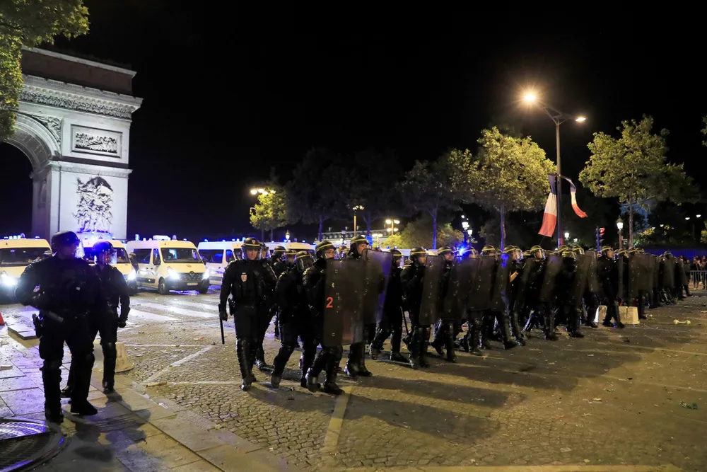 Cảnh sát chống bạo động đang thực hiện nhiệm vụ tại đại lộ Champs Elysees, Paris sau khi Pháp thắng Bỉ 1-0 ngày 10-7. Ảnh: REUTERS