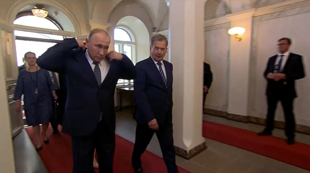 Tổng thống Nga Vladimir Putin vào bên trong dinh tổng thống Phần Lan, nơi diễn ra thượng đỉnh. Ảnh: TWITTER