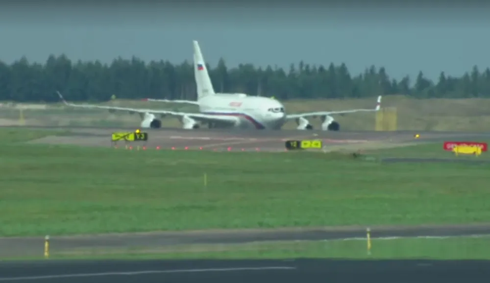 Máy bay chở Tổng thống Nga Vladimir Putin đến sân bay Helsinki trễ một tiếng so với lịch trình. Ảnh: TWITTER