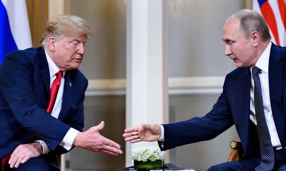Cái bắt tay giữa hai ông Trump (trái) và Putin (phải) chỉ kéo dài 3 giây. Ảnh: GETTY IMAGES