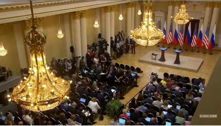 Quang cảnh chờ đợi hai ông Trump-Putin họp báo. Ảnh: GUARDIAN