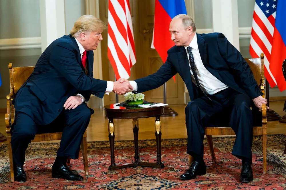 Hai ông Trump (trái) và Putin (phải) bắt tay nhau chỉ 3 giây. Ảnh: NYT