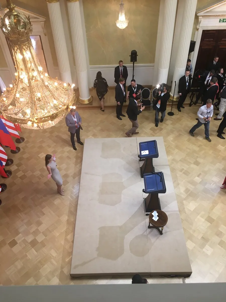 Quang cảnh chờ đợi hai ông Trump-Putin họp báo. Ảnh:TWITTER