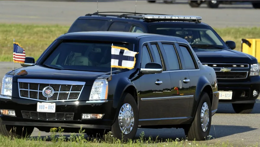 Chiếc xe limousine Cadillac “The Beast” chờ đón Tổng thống Mỹ Donald Trump trên đường băng sân bay quốc tế Helsinki ở Vantaa (Phần Lan) ngày 15-7. Ảnh: REUTERS