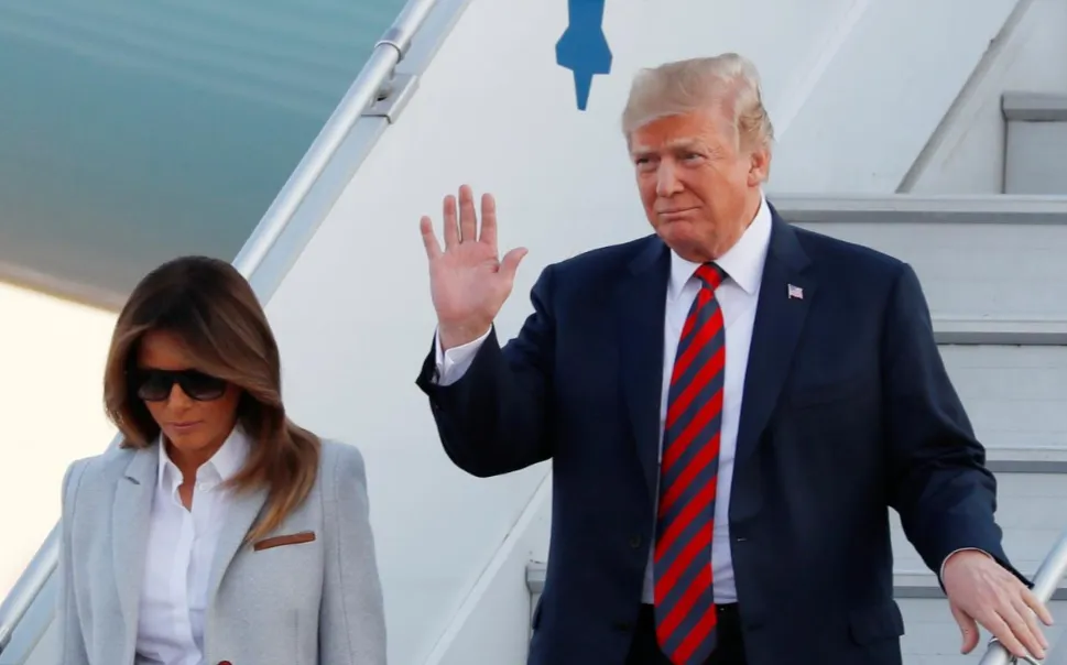 Vợ chồng Tổng thống Mỹ Donald Trump đến sân bay quốc tế Helsinki ở Vantaa (Phần Lan) ngày 15-7. Ảnh: REUTERS