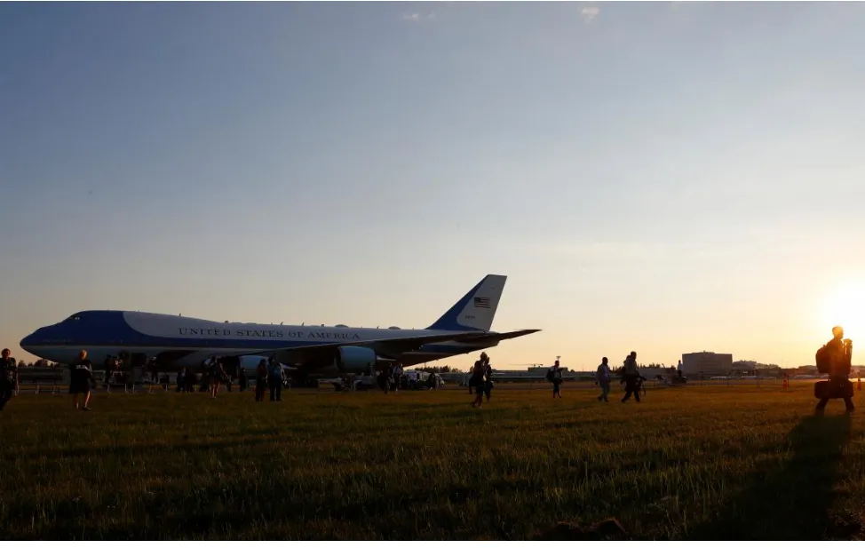Chiếc không lực một chở Tổng thống Mỹ Donald Trump đến sân bay quốc tế Helsinki ở Vantaa (Phần Lan) ngày 15-7. Ảnh: REUTERS
