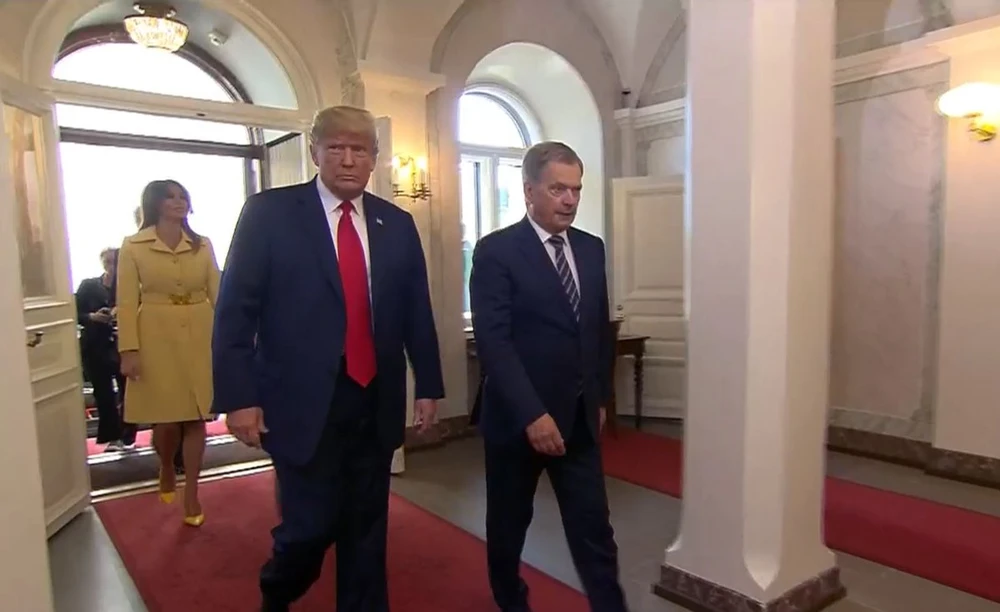 Tổng thống Mỹ Donald Trump vào bên trong dinh tổng thống Phần Lan, nơi diễn ra thượng đỉnh. Ảnh: TWITTER