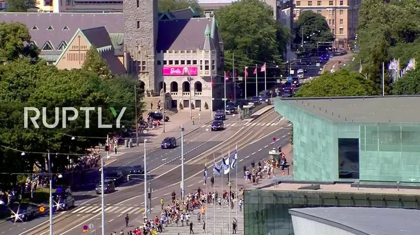 Đoàn xe chở ông Trump trên đường đến dinh tổng thống Mantyniemy. Ảnh: TWITTER