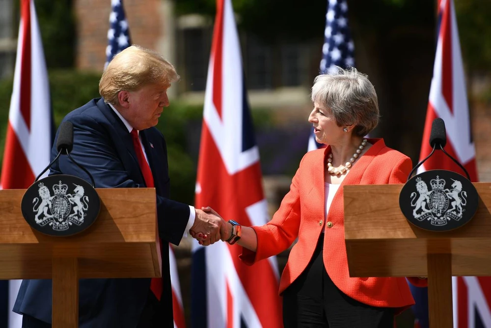 Tổng thống Mỹ Donald Trump và Thủ tướng Anh Theresa May trong cuộc họp báo chung trước căn nhà ở đồng quê dành cho các thủ tướng Anh Chequers tại Aylesbury (Anh) ngày 13-7. Ảnh: GETTY IMAGES