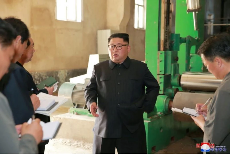 Lãnh đạo Triều Tiên Kim Jong-un thăm một nhà máy ở Sinuiju (Triều Tiên). Ảnh do KCNA công bố ngày 2-7.