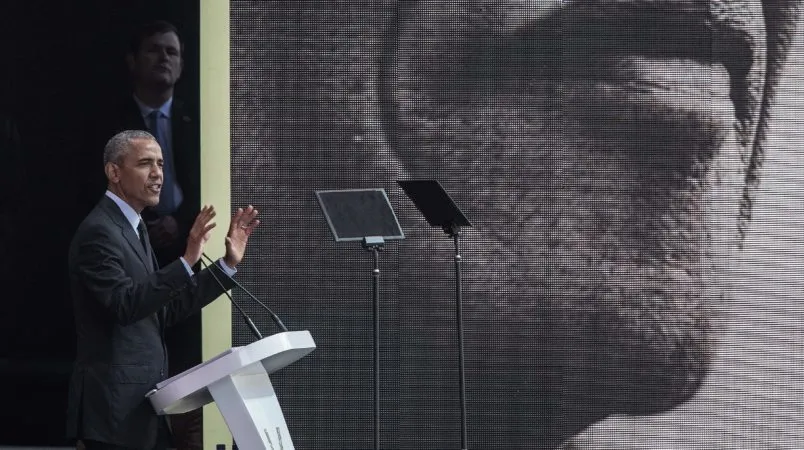 Cựu Tổng thống Mỹ Barack Obama phát biểu tại TP Johannesburg ngày 17-7, phản đối nhiều chính sách của ông Trump. Ảnh: AP