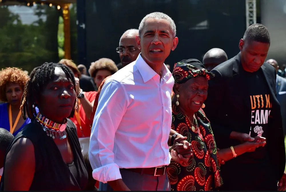 Ông Obama và chị gái cùng cha khác mẹ (trái) và bà mình (phải) ở Kenya, quê cha của ông ngày 16-7. Ảnh: GETTY IMAMES