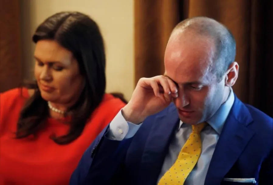 Người phát ngôn Nhà Trắng Sarah Sanders (trái) và cố vấn cấp cao Nhà Trắng Stephen Miller trong cuộc họp nội các tại Nhà Trắng ngày 18-7. Ảnh: REUTERS