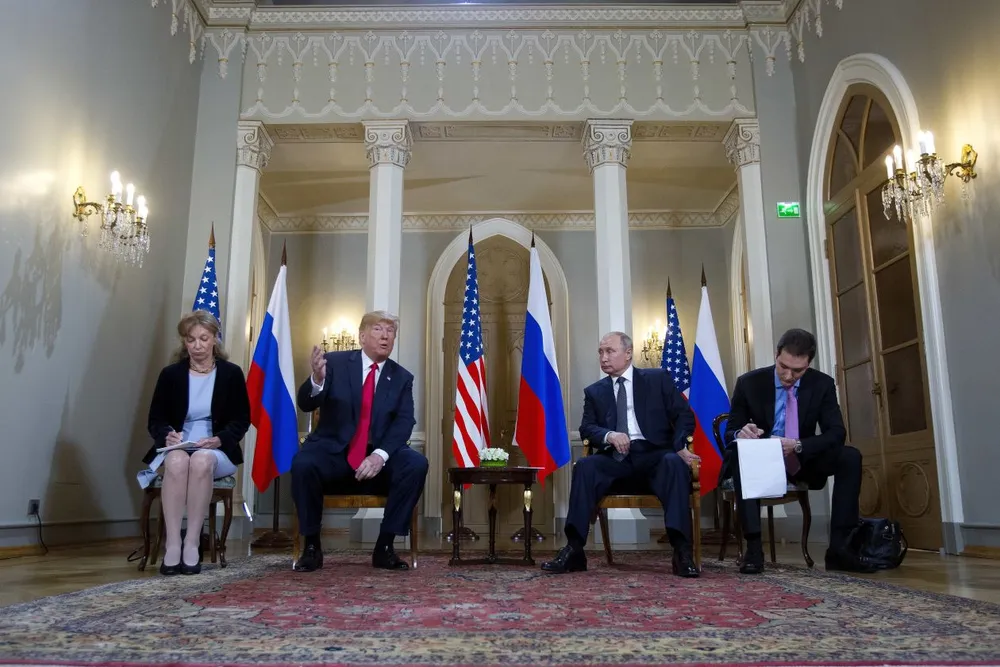 Tổng thống Mỹ Donald Trump (trái) và Tổng thống Nga Vladimir Putin trước khi bắt đầu cuộc gặp riêng trong khuôn khổ thượng đỉnh ở Helsinki (Phần Lan) ngày 16-7, với chỉ hai phiên dịch. Ảnh: AP