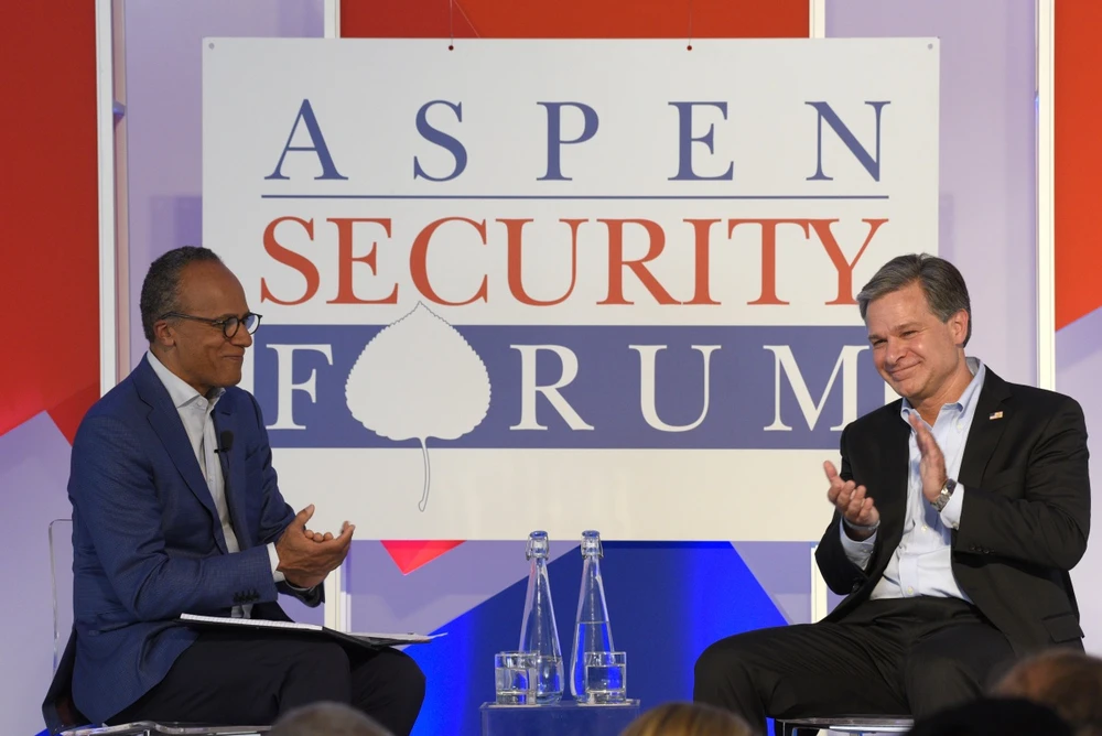 Giám đốc Cục Điều tra liên bang Mỹ (FBI) Christopher Wray (phải) tại Diễn đàn An ninh Aspen ngày 18-7. Ảnh: ASPEN IDEAS FESTIVAL