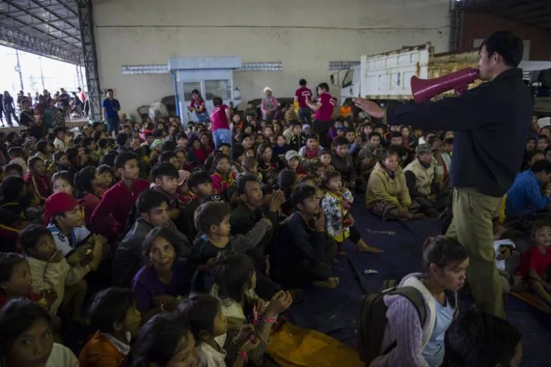 Hàng ngàn người dân phải chịu cảnh mất nhà sau vụ vỡ đập. Ảnh: NYT