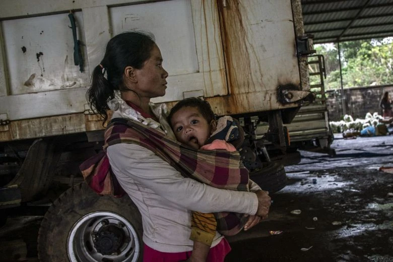 Mẹ và con vạ vật tại một trung tâm sơ tán. Ảnh: NYT