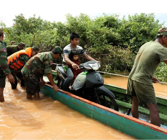 Binh sĩ Campuchia dùng thuyền sơ tán người và tài sản ở tỉnh Stung Treng ngày 26-7. Ảnh: AFP