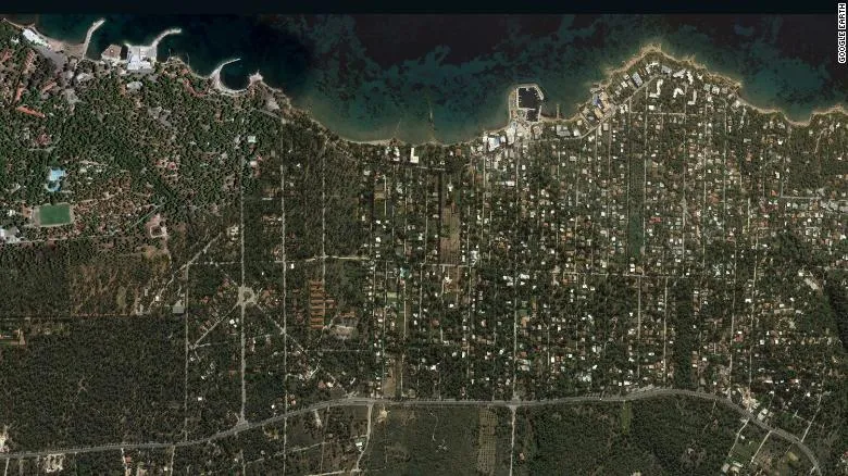 Hình ảnh vệ tinh chụp thị trấn Mati tháng 10 năm ngoái cho thấy bao quanh các ngôi nhà là các rừng cây dễ cháy. Ảnh: CNN