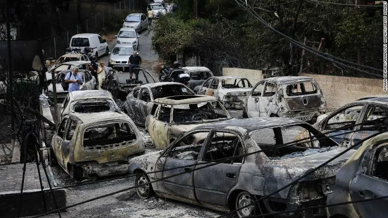 Xe cộ bị lửa thiêu rụi giữa đường. Ảnh: CNN