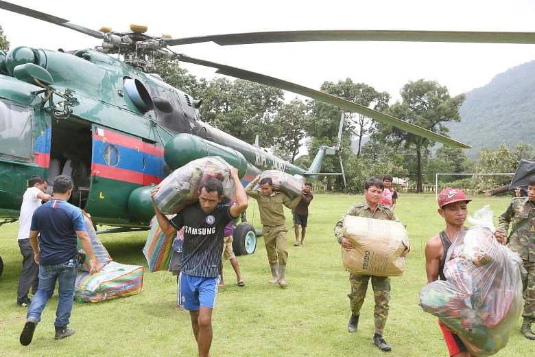 Hàng cứu trợ từ các nước được vận chuyển bằng trực thăng đến huyện Sanamxai, tỉnh Attapeu (Lào). Ảnh: STRAIT TIMES