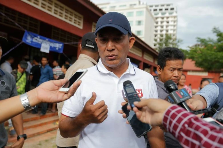 Chủ tịch đảng đối lập Liên đoàn Vì Dân chủ Khem Veasna trao đổi với truyền thông sau khi bỏ phiếu ở thủ đô Phnompenh ngày 29-7. Ảnh: PHNOMPENH POST