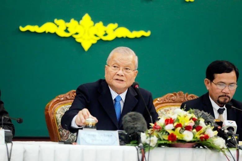 Chủ tịch Ủy ban Bầu cử Quốc gia Sik Bunhok (trái) xem tỷ lệ 82,17% cử tri đi bầu là một thành công. Ảnh: PHNOMPENH POST