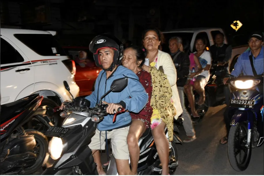 Sơ tán người dân sau động đất mạnh 6,9 độ Richter ở đảo Lombok (Indonesia) tối 5-8. Ảnh: REUTERS