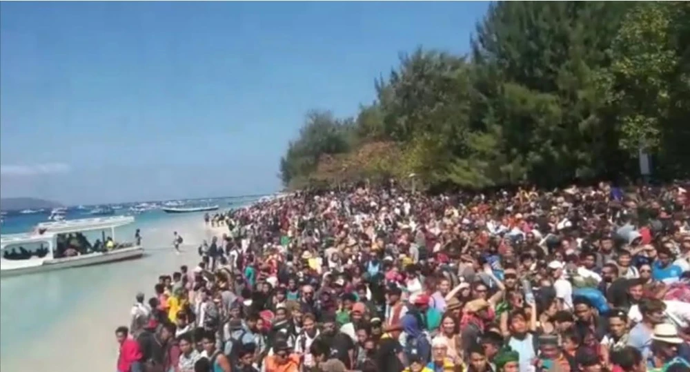 Người dân kéo ra bờ biển chờ rời đảo Lombok (Indonesia) ngày 6-8, sau khi địa phương xảy ra động đất mạnh 6,9 độ Richter tối 5-8. Ảnh: REUTERS