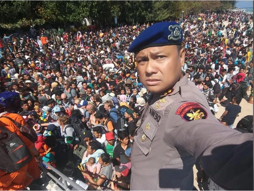 Người dân chờ rời khỏi đảo Lombok (Indonesia) ngày 6-8, sau khi địa phương xảy ra động đất mạnh 6,9 độ Richter tối 5-8. Ảnh: REUTERS