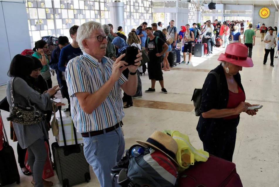 Du khách sắp hàng tại sân bay quốc tế Lombok (Indonesia) ngày 6-8, rời khỏi Lombok sau khi địa phương xảy ra động đất mạnh 6,9 độ Richter tối 5-8. Ảnh: REUTERS