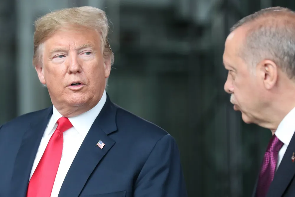 Tổng thống Mỹ Donald Trump (trái) và Tổng thống Thổ Nhĩ Kỳ Recep Tayyip Erdogan. Có ý kiến rằng bước trừng phạt của Mỹ cho thấy ông Erdogan đã chủ quan, đánh giá quá cao quan hệ riêng tư của mình với ông Trump. Ảnh: