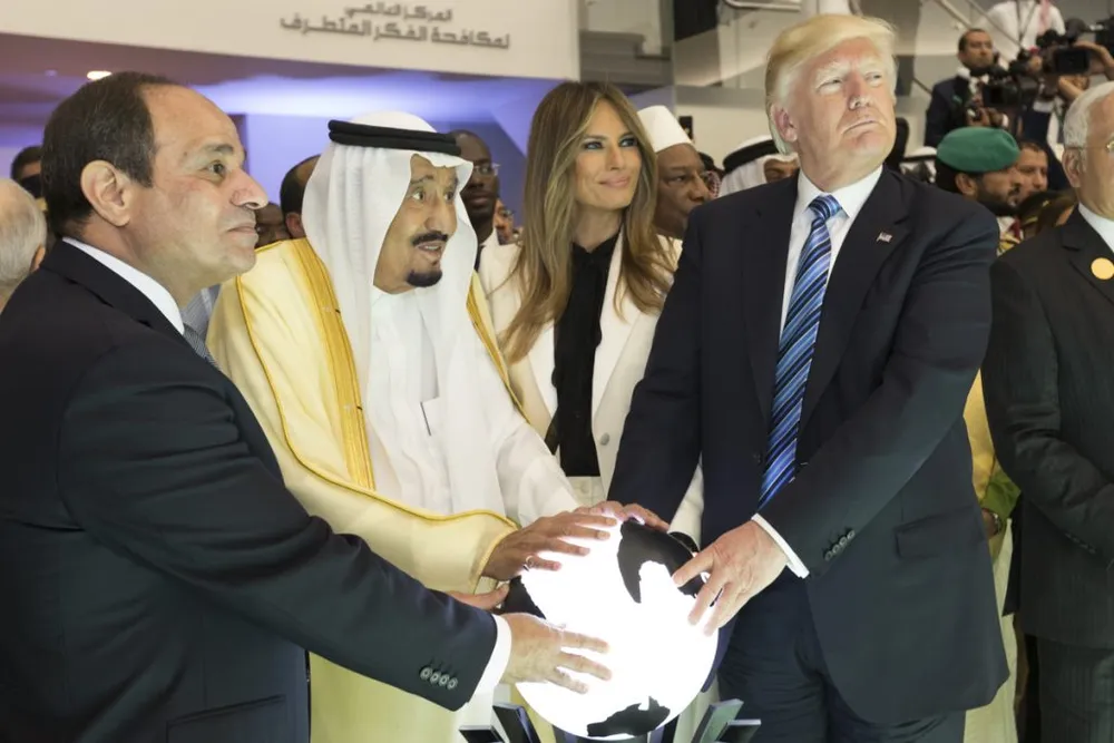 Tổng thống Mỹ Donald Trump (phải) trong chuyến thăm Saudi Arabia tháng 5-2017. Ảnh: PBS