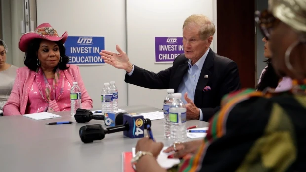 Thượng nghị sĩ Bill Nelson bàn luận với các lãnh đạo ngành giáo dục ở Miami, Florida (Mỹ), ngày 6-8. Ảnh: AP