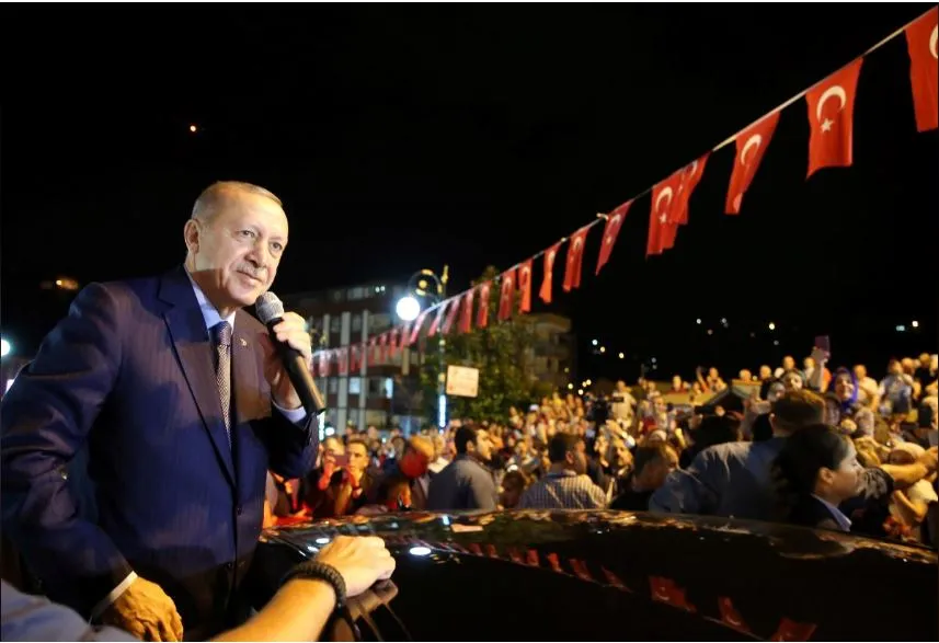Tổng thống Recep Tayyip Erdogan phát biểu trước đám đông ở Thổ Nhĩ Kỳ ngày 10-8. Ảnh: REUTERS