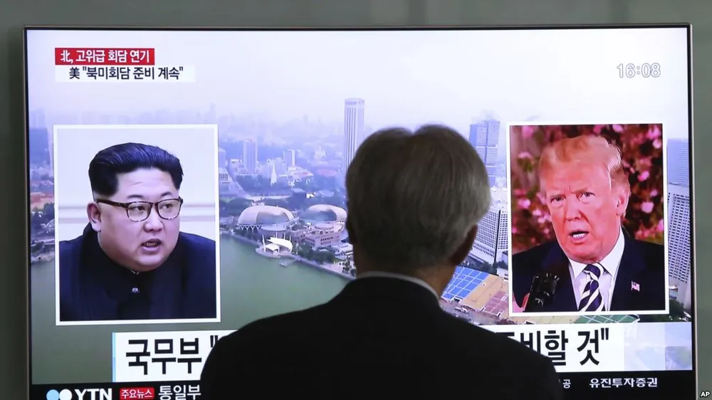 Phía Triều Tiên bác toàn bộ đề xuất giải trừ hạt nhân phía Mỹ đưa ra. Lãnh đạo Triều Tiên Kim Jong-un (trái) và Tổng thống Mỹ Donald Trump (phải) trong một bản tin trên truyền hình Hàn Quốc. Ảnh: AP