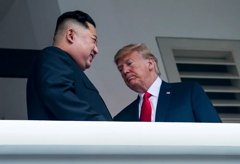 Tổng thống Mỹ Donald Trump (phải) và lãnh đạo Triều Tiên Kim Jong-un tại cuộc gặp thượng đỉnh ở Singapore ngày 12-6. Ảnh: NYT