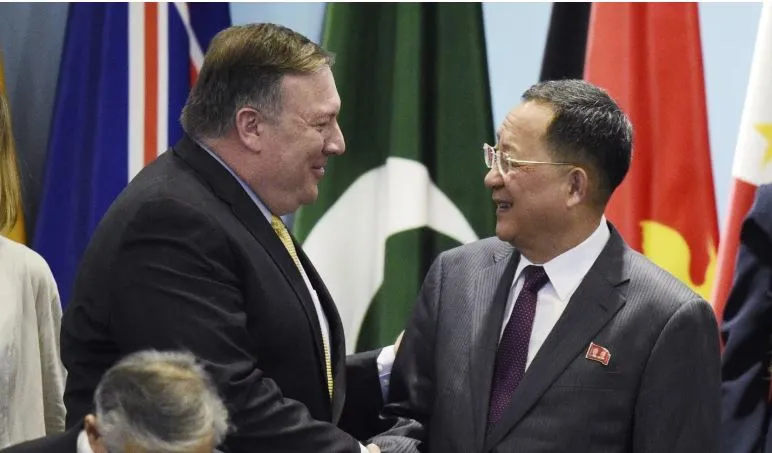 Ngoại trưởng Mỹ Mike Pompeo (trái) và Bộ trưởng Ngoại giao Triều Tiên Ri Yong-ho gặp nhau tại Singapore tuần trước. Ảnh: AFP