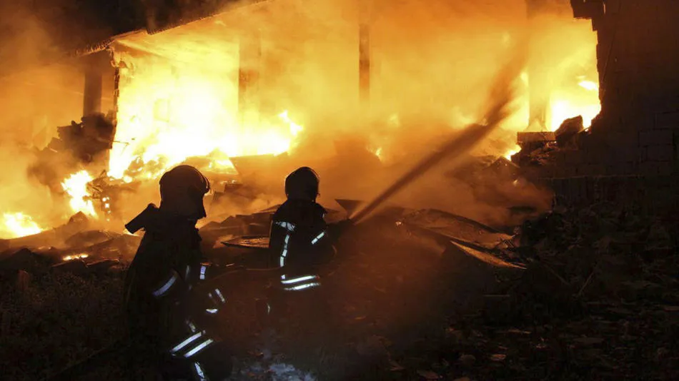 Nhân viên tổ chức Mũ Bảo hiểm Trắng cứu hộ tại hiện trường vụ nổ ở thị trấn Sarmada, tỉnh Idlib, gần biên giới Thổ Nhĩ Kỳ ngày 12-8. Ảnh: AP