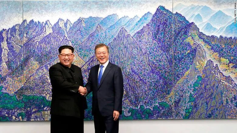 Cái bắt tay lịch sử của ông Kim và ông Moon tại Nhà Hòa Bình thuộc làng Bàn Môn Điếm ngày 27-4. Ảnh: CNN