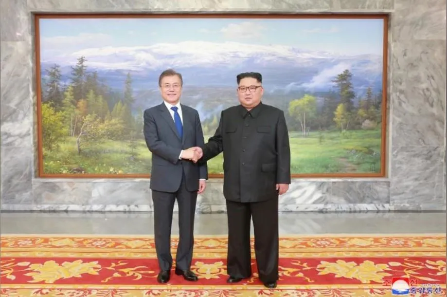 Tổng thống Hàn Quốc Moon Jae-in (trái) và lãnh đạo Triều Tiên Kim Jong-un trong cuộc gặp thứ hai tại làng Bàn Môn Điếm ngày 26-5. Ảnh: REUTERS