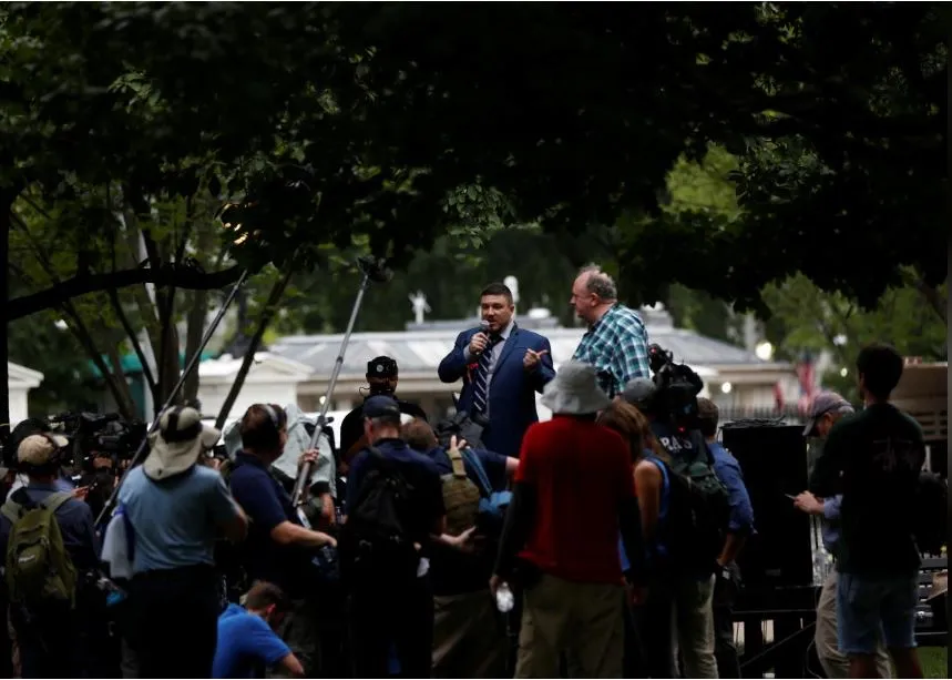 Lãnh đạo da trắng dân tộc chủ nghĩa Jason Kessler phát biểu trong cuộc biểu tình trước Nhà Trắng ngày 12-8. Ảnh: REUTERS