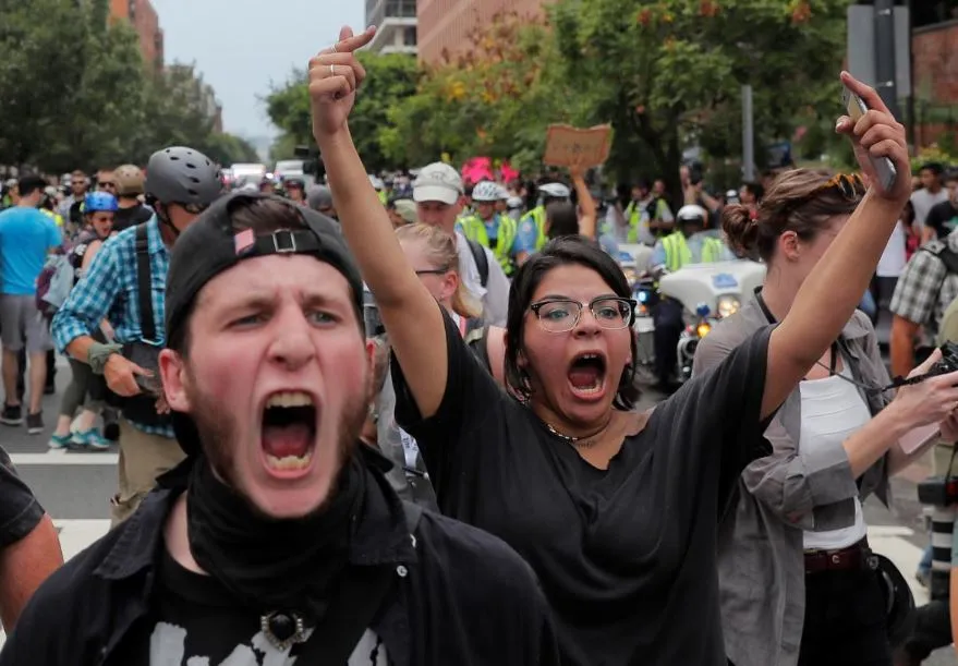 Người biểu tình phản đối phân biệt chủng tộc xuống đường ở thủ đô Washington (Mỹ) ngày 12-8, tưởng niệm một năm biểu tình bạo lực ở Charlottesville. Ảnh: REUTERS